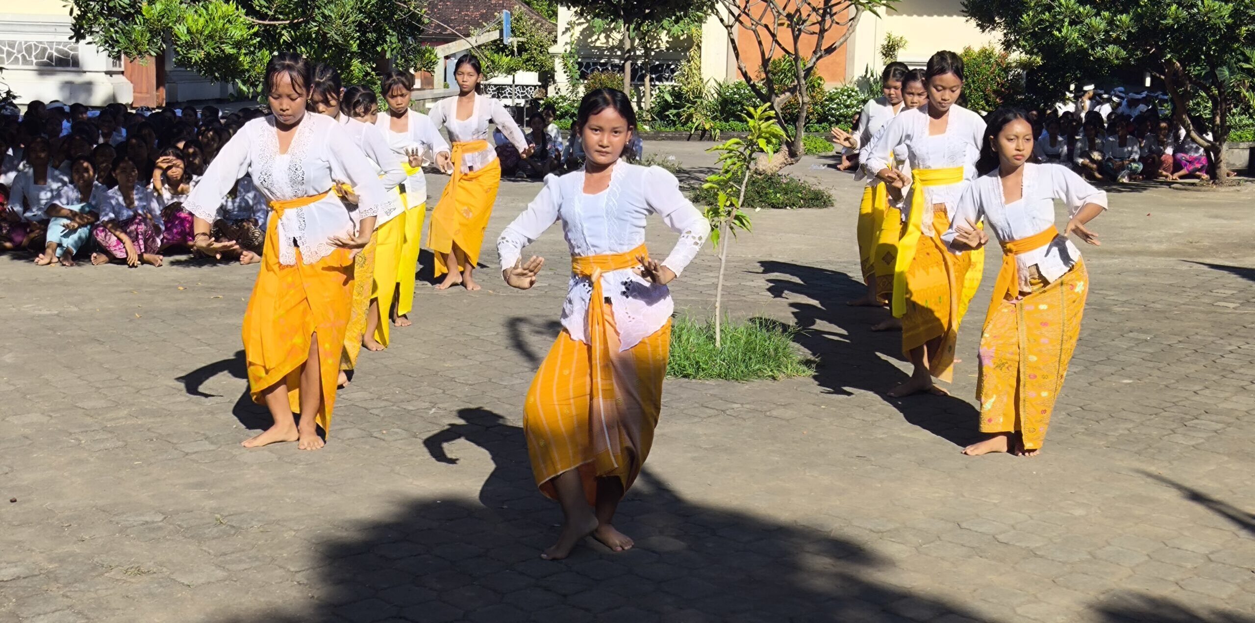 Perayaan Hari Suci Saraswati di SMP Negeri 2 Seririt: Harmoni Ilmu, Seni, dan Tradisi